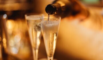 Guida completa al vino spumante: un viaggio tra bollicine e aromi